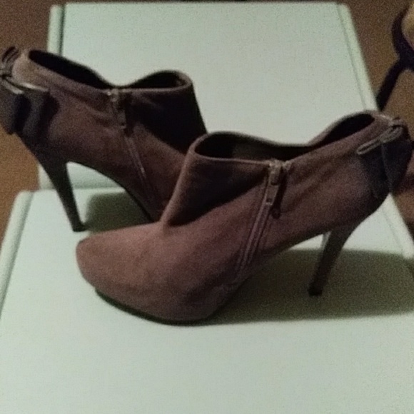 FINAL SALE JustFab Grey Booties - Picture 3 of 6